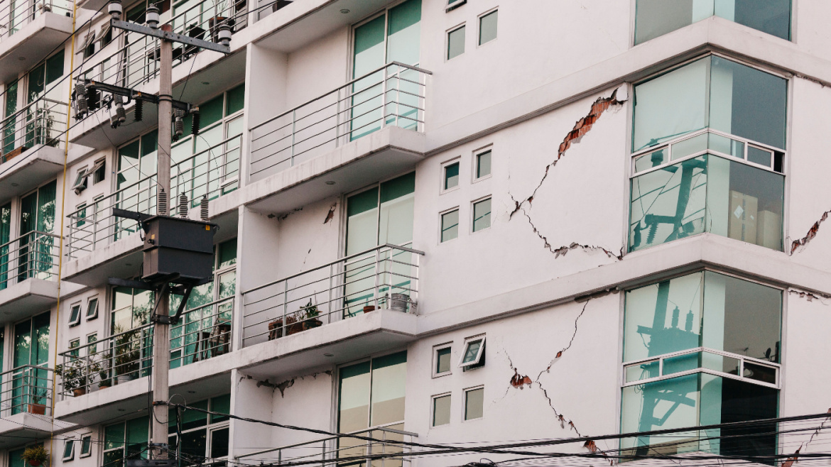 Earthquake damage on an apartment buiding in Mexico City.