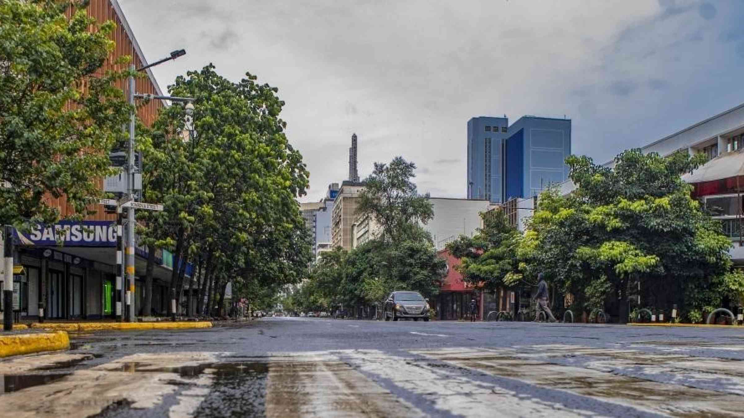 Una calle vacía en Nairobi.  Crédito fotográfico: Sambrian Mbaabu/ Banco Mundial.