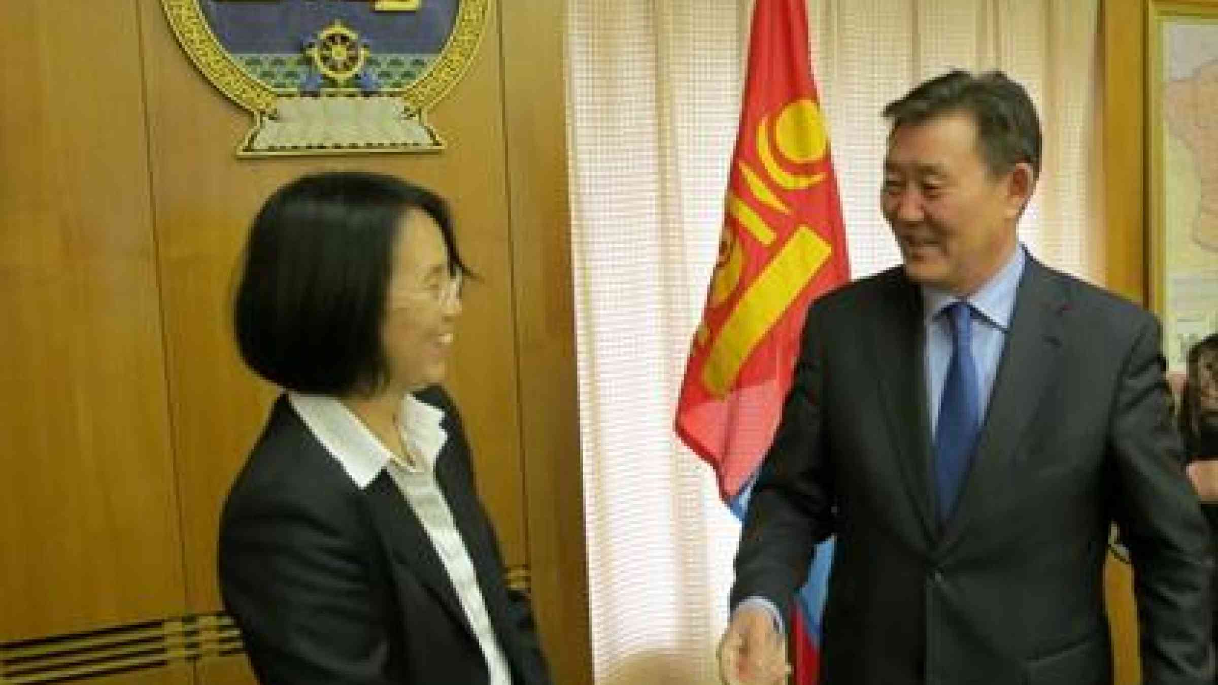 Mongolia’s Deputy Prime Minister Dendev Terbishdagva greets UNISDR’s Asia Pacific Head Feng Min Kan. (Photo: Andy McElroy/UNISDR)