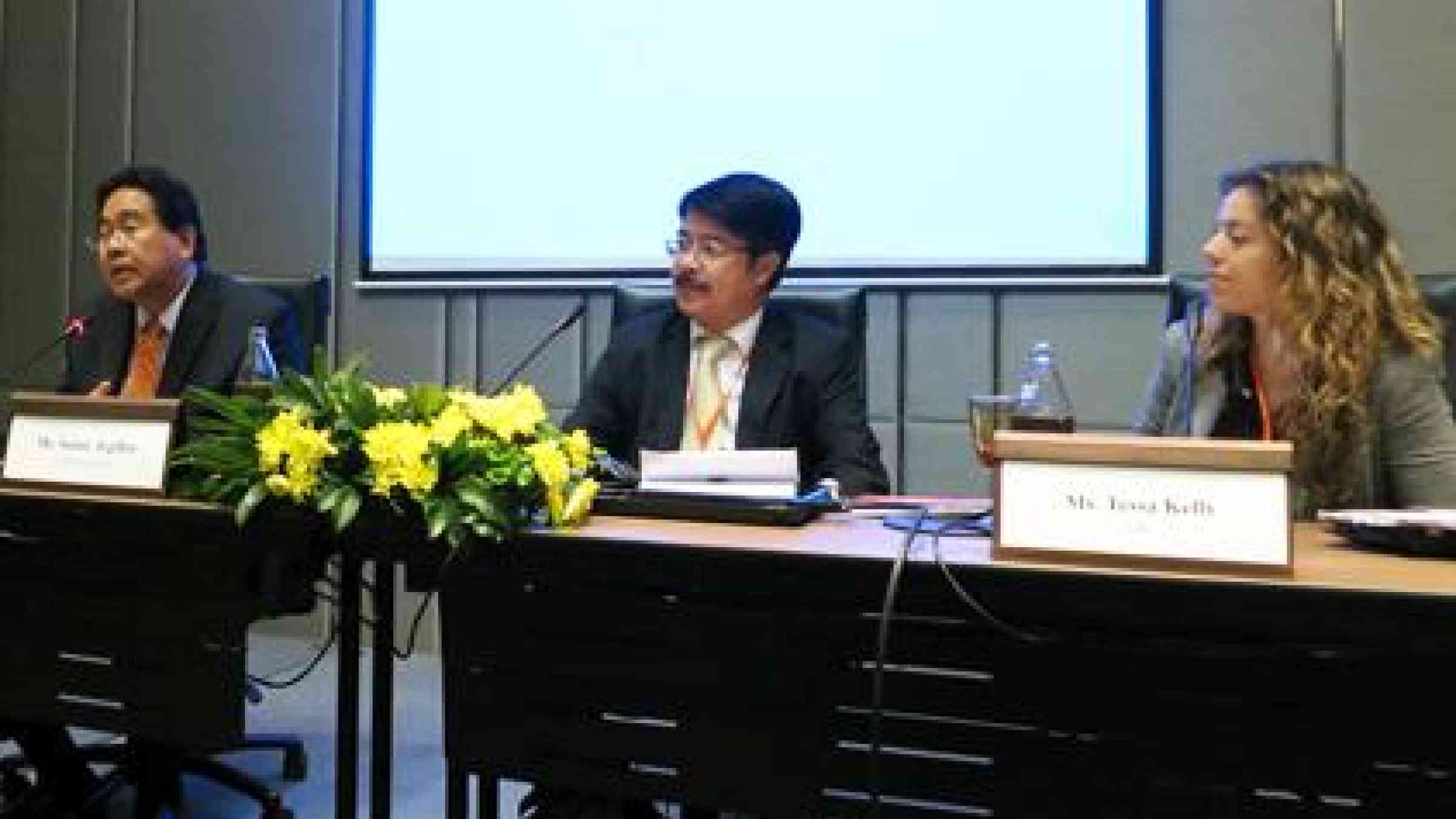 From left: Philippines Congressman Rufus Rodriguez, UNDP’s Mr  Sanny Jegillos, and IFRC’s Ms Tessa Kelly at today’s launch of the ‘Effective law and regulation for disaster risk reduction’ report. (Photo: UNISDR)