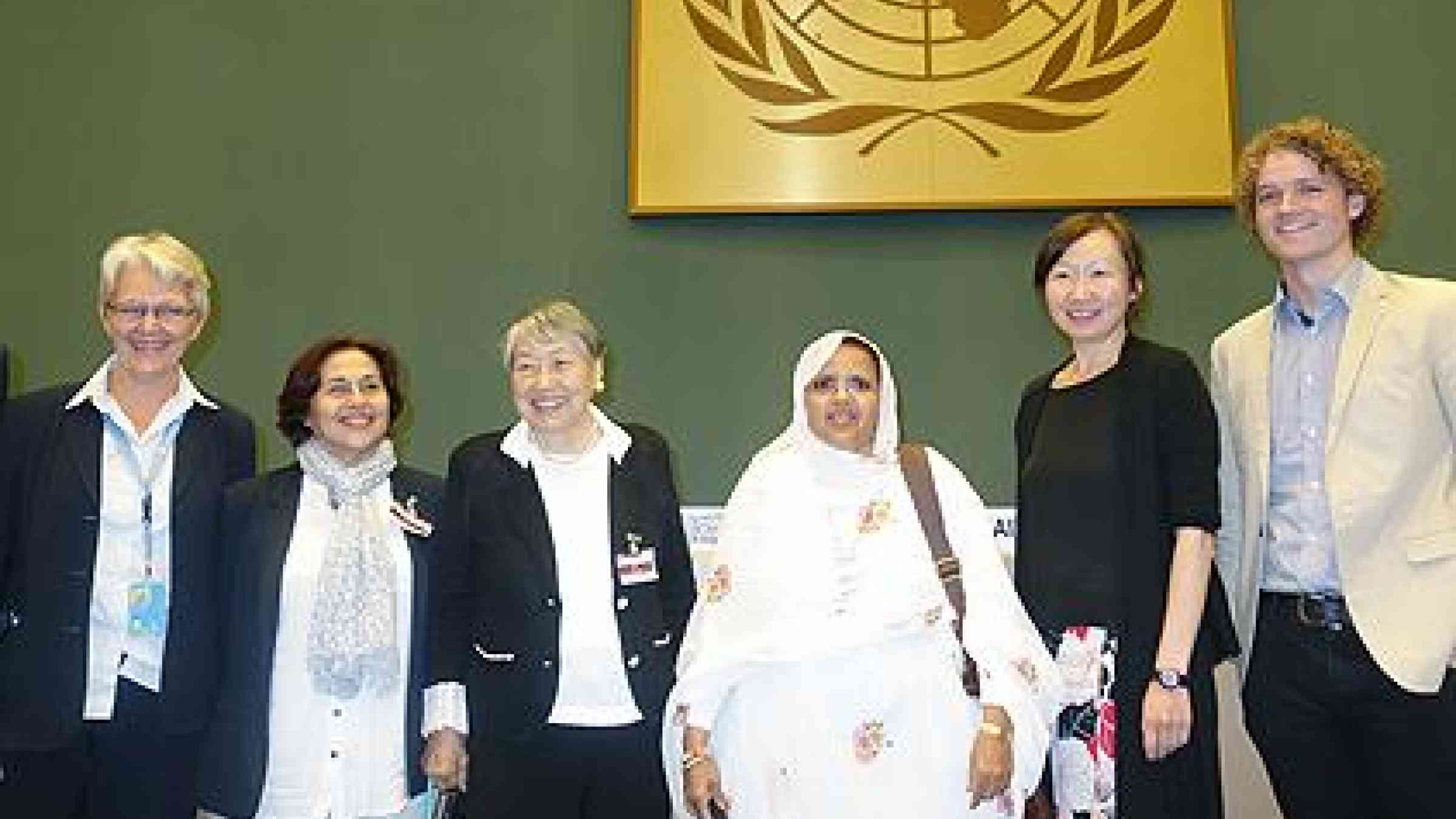 (left to right) Major Groups representatives meet with Margareta Wahlstrom, UNISDR Head, Maria Veronica Bastias Gonzalez, NGOs, Akiko Domoto, Women's Groups, Fatimetou Mint Abdel Malick, local authorities, Galina Angarova, Indigenous Peoples, and Sam Johnson, Youth and Children. (Photo: UNISDR)