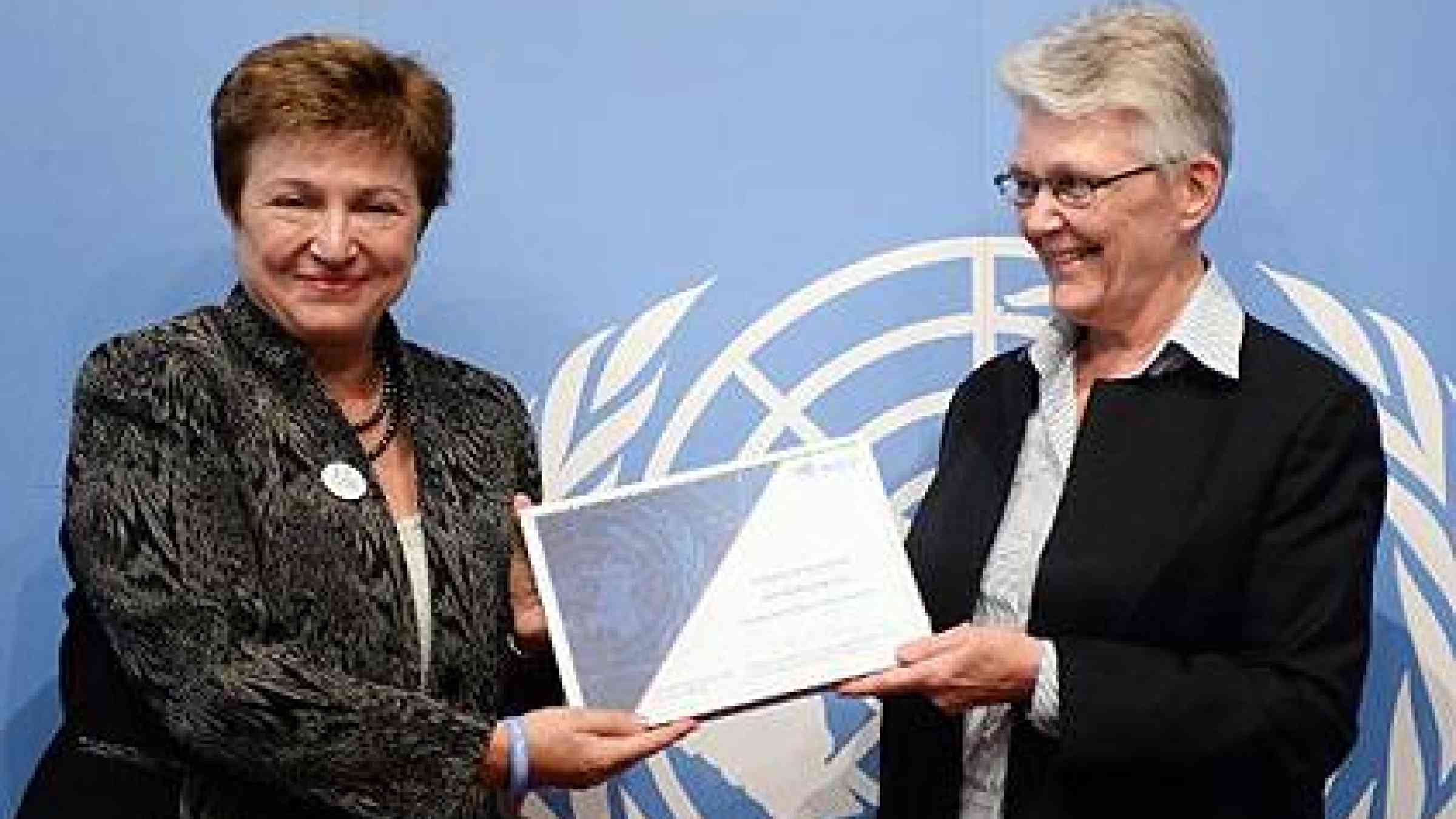 EU Commissioner Kristalina Georgieva (left) was recognised today, United Nations Day, as a Champion of Disaster Risk Reduction by UNISDR head Margareta Wahlstrom at a special ceremony in Brussels City Hall. (Photo: UNISDR)
