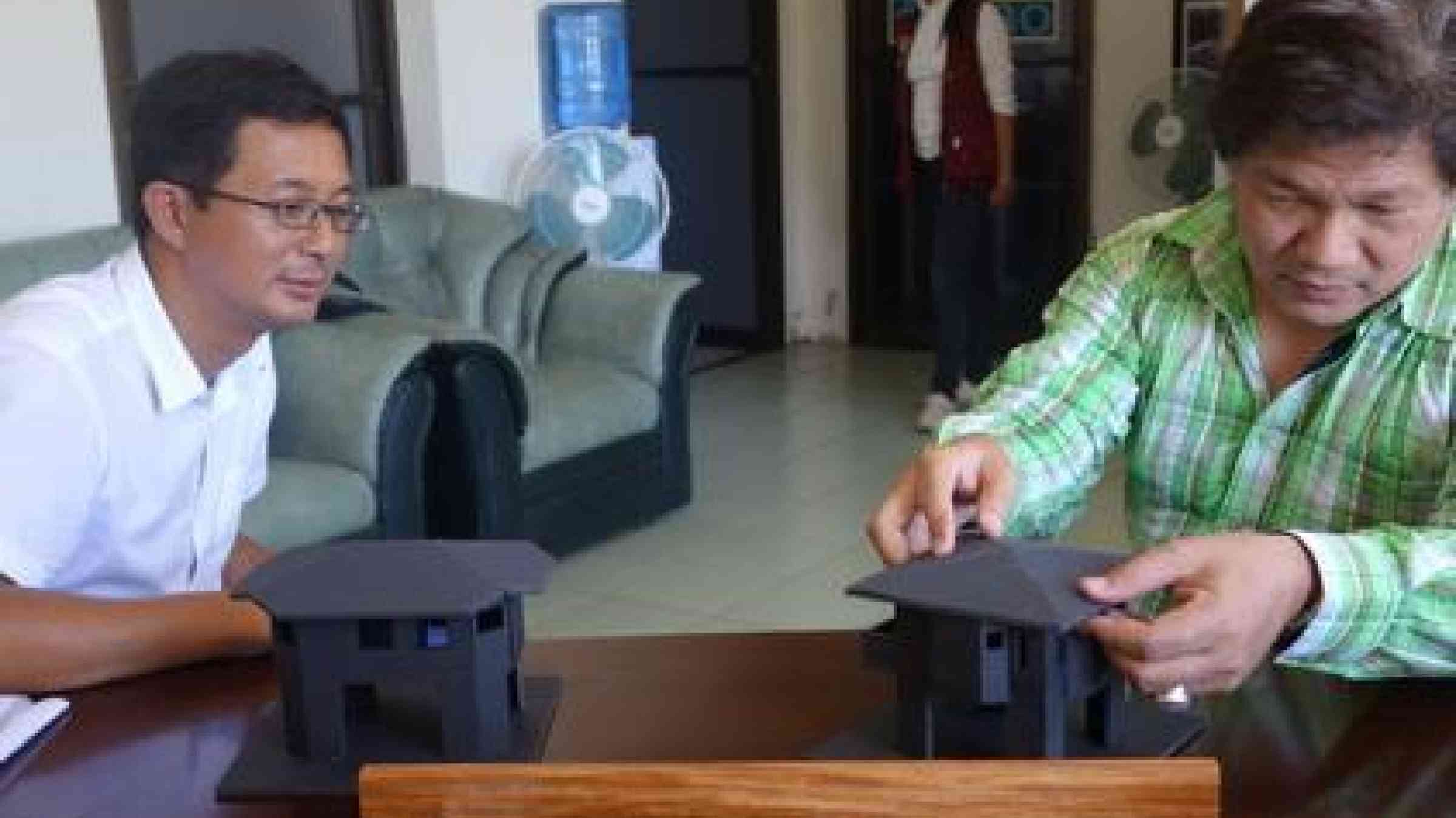 Tacloban Vice Mayor Jerry Yoakasin discussing typhoon-proof housing with architect and urban planner James Jao. (Photo: UNISDR)