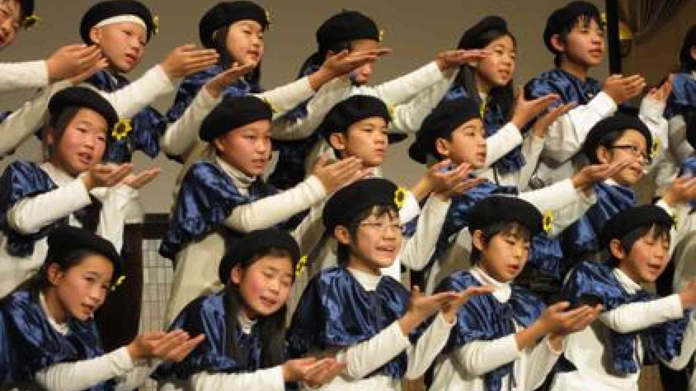The song ‘Bring Happiness to the World’ has become a rallying call for the city of Kobe. Here children of Nishinada Elementary School perform it at JICA symposium on 18 Jan together with Mr. Usui who made this song two weeks after the earthquake. (Photo: UNISDR)