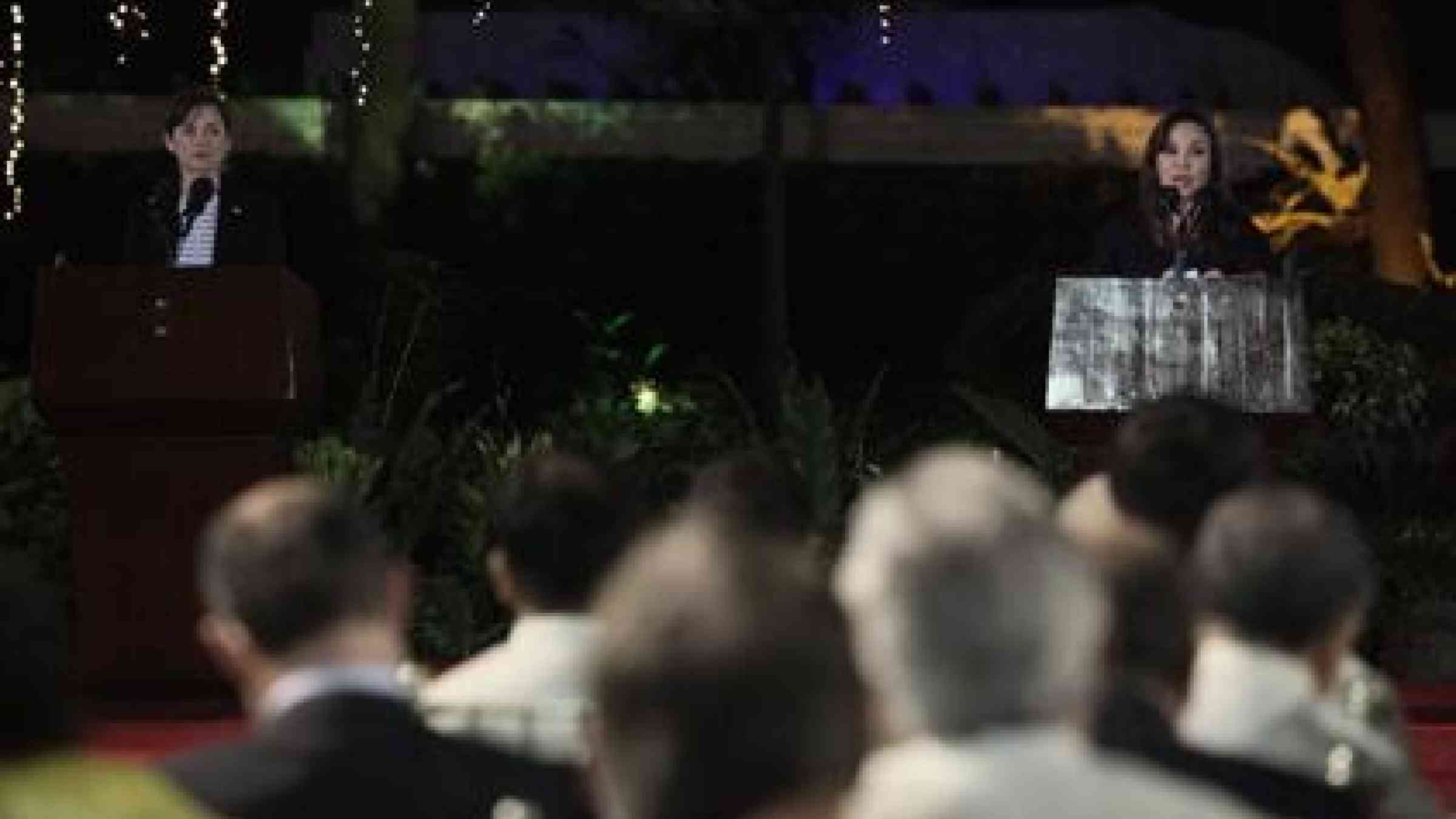 UNISDR Champion and Philippine Senator Loren Legarda (right) and French actress Marion Cotillard (left) read the Manila Call to Action on Climate Change, a joint Philippines-France statement launched in Malacañang as one of the highlights of the state visit of French President Francois Hollande to the Philippines. (Photo: Kenly Monteagudo)