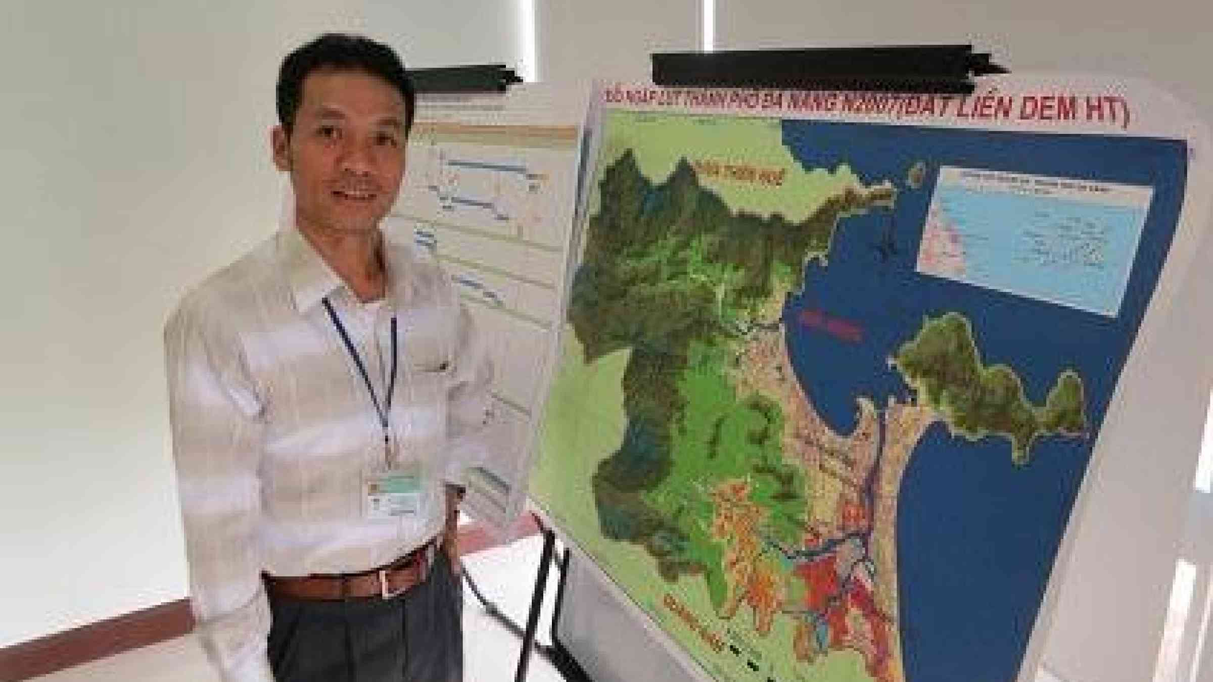 The Director of Da Nang Climate Change Coordination Office Dr Dinh Quang Cuong explains the city’s significant flood risk (Photo: UNISDR)