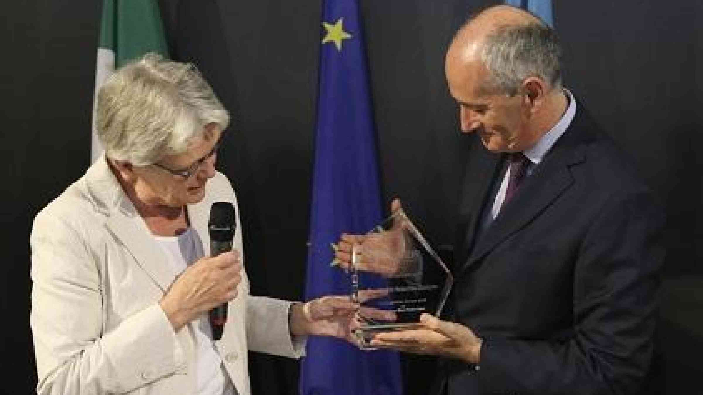 Margareta Wahlström, Special Representative of the UN Secretary-General for Disaster Risk Reduction, presents Franco Gabrielli, Prefect of Rome, with a trophy marking his appointment as a Disaster Risk Reduction Champion at Friday's ceremony in the Italian capital (Photo: Protezione Civile)