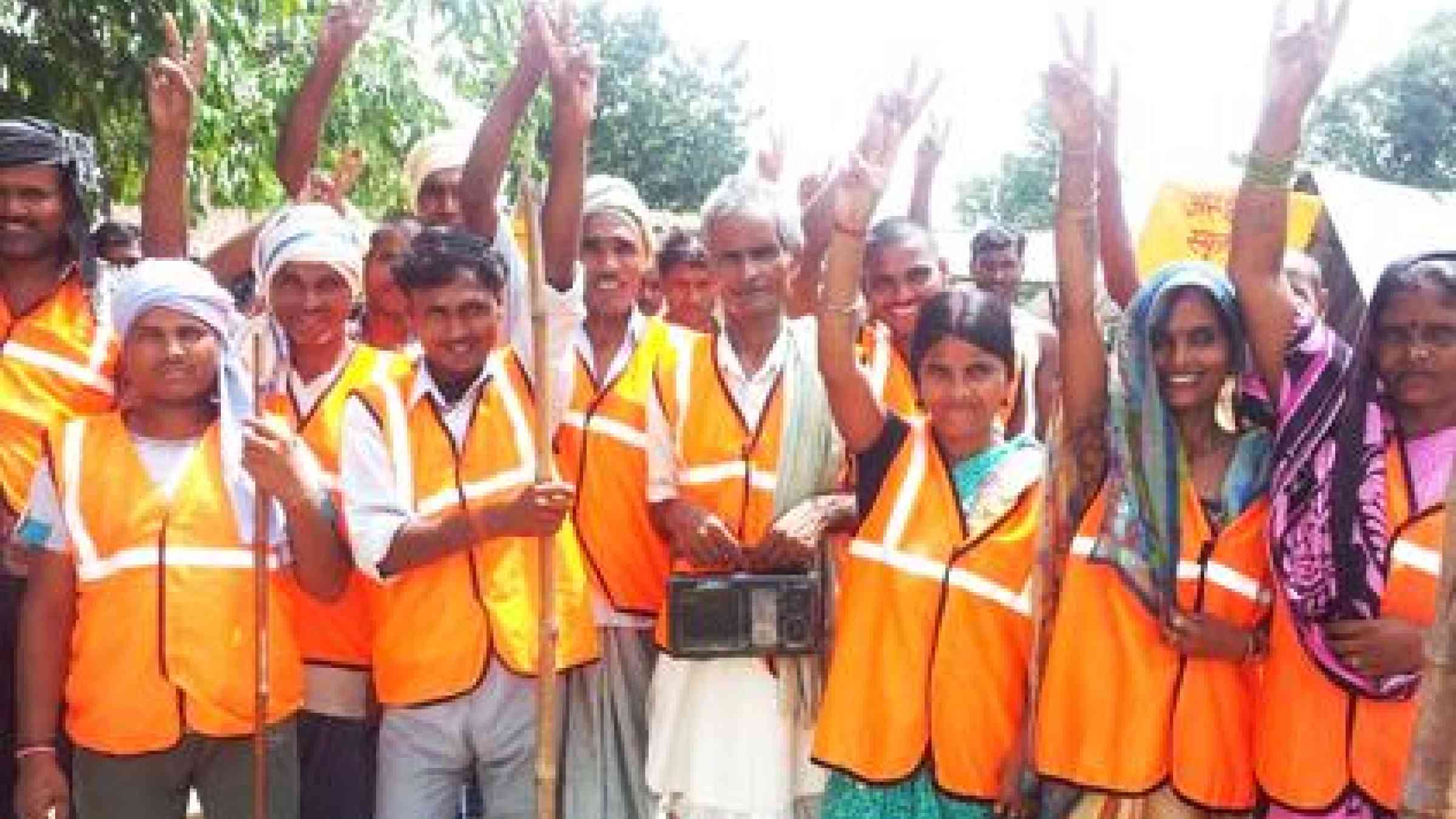 Community task force members on the banks of the Girgitti river in Uttar Pradesh. (Photo: UNISDR)