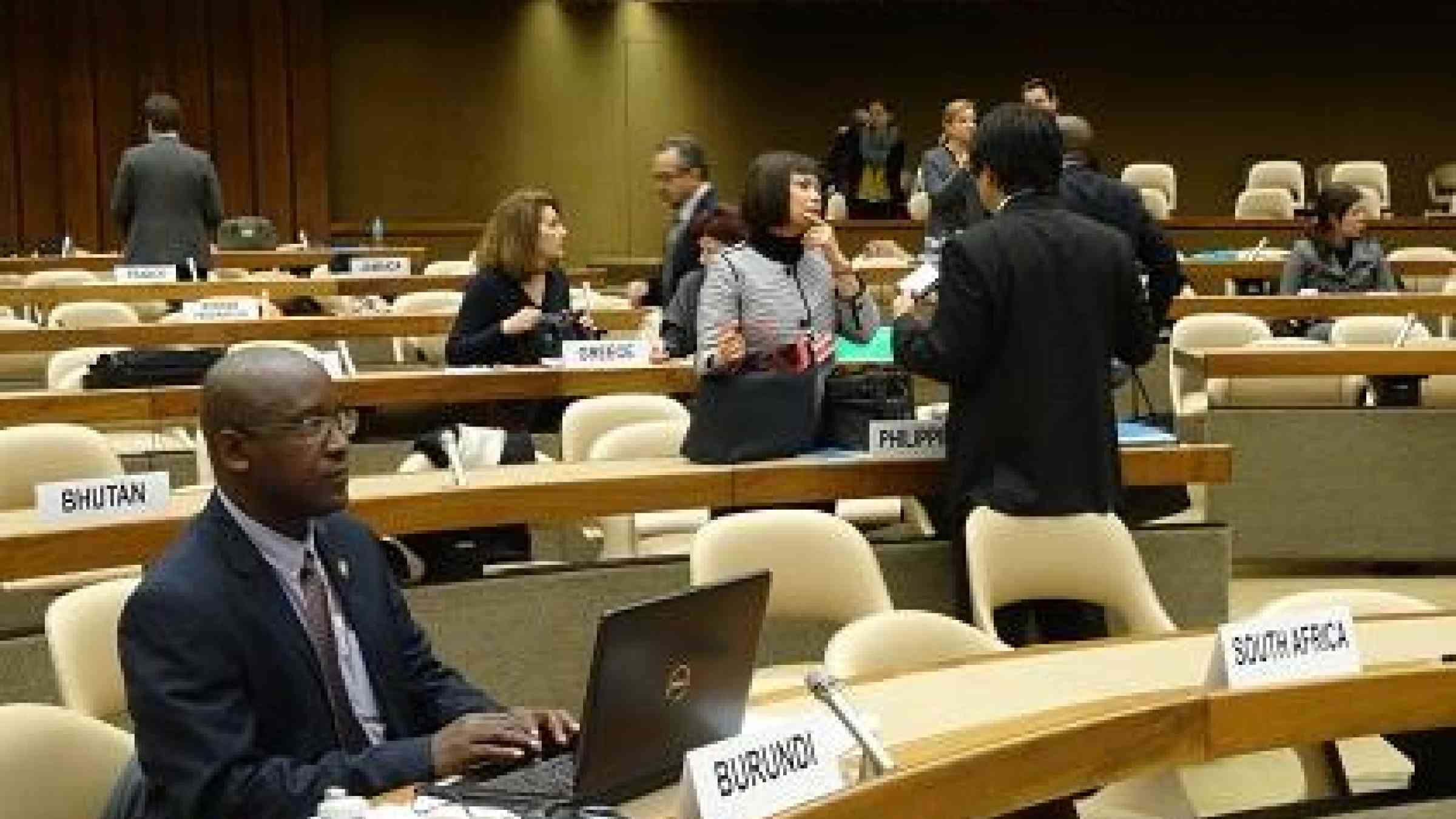 Focusing on the future of disaster risk reduction: delegates work and debate during a break in Tuesday's session (Photo: UNISDR)