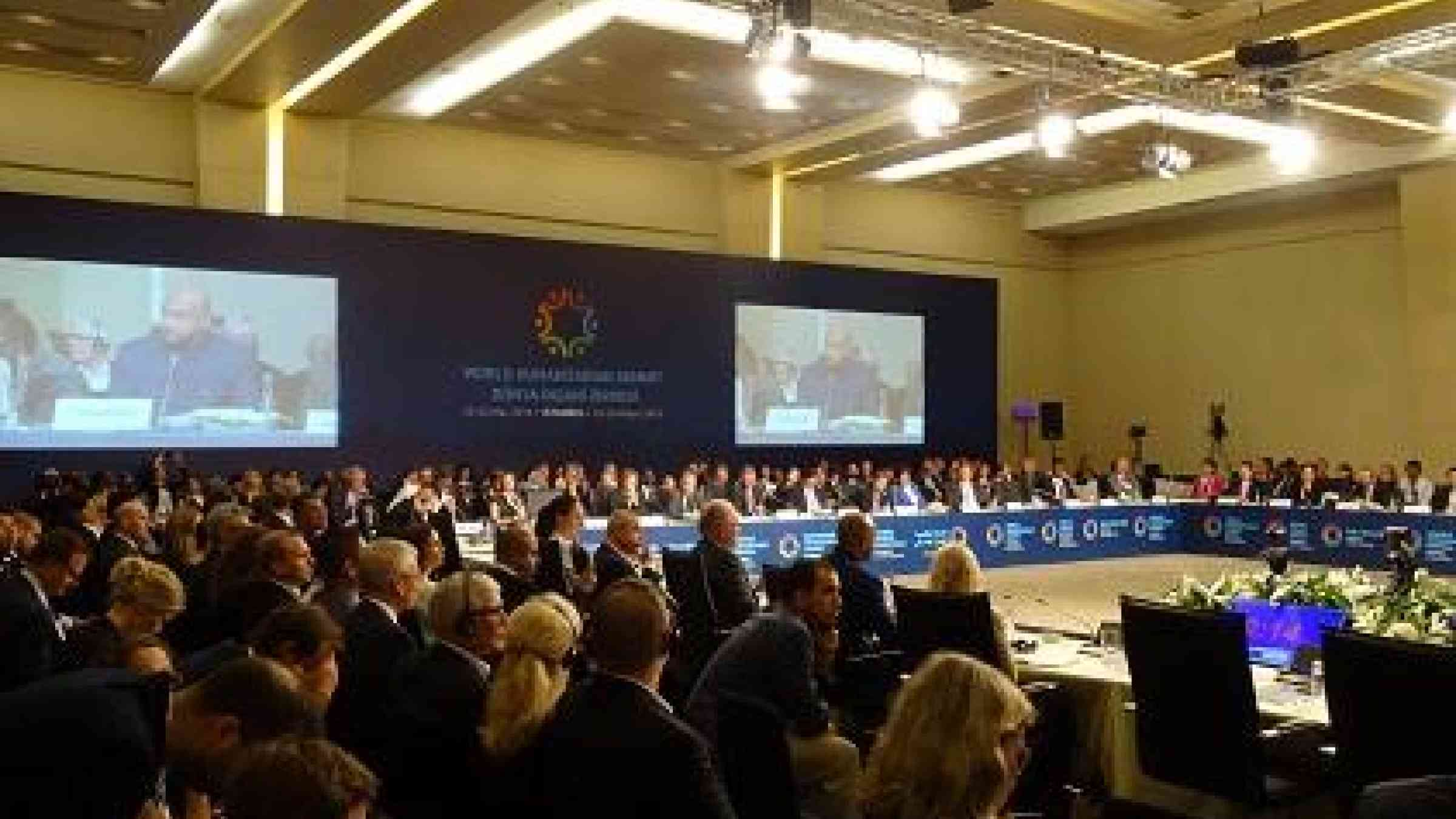 Participants listen during today's launch of the Connecting Business Initiative at the World Humanitarian Summit (Photo: UNISDR)