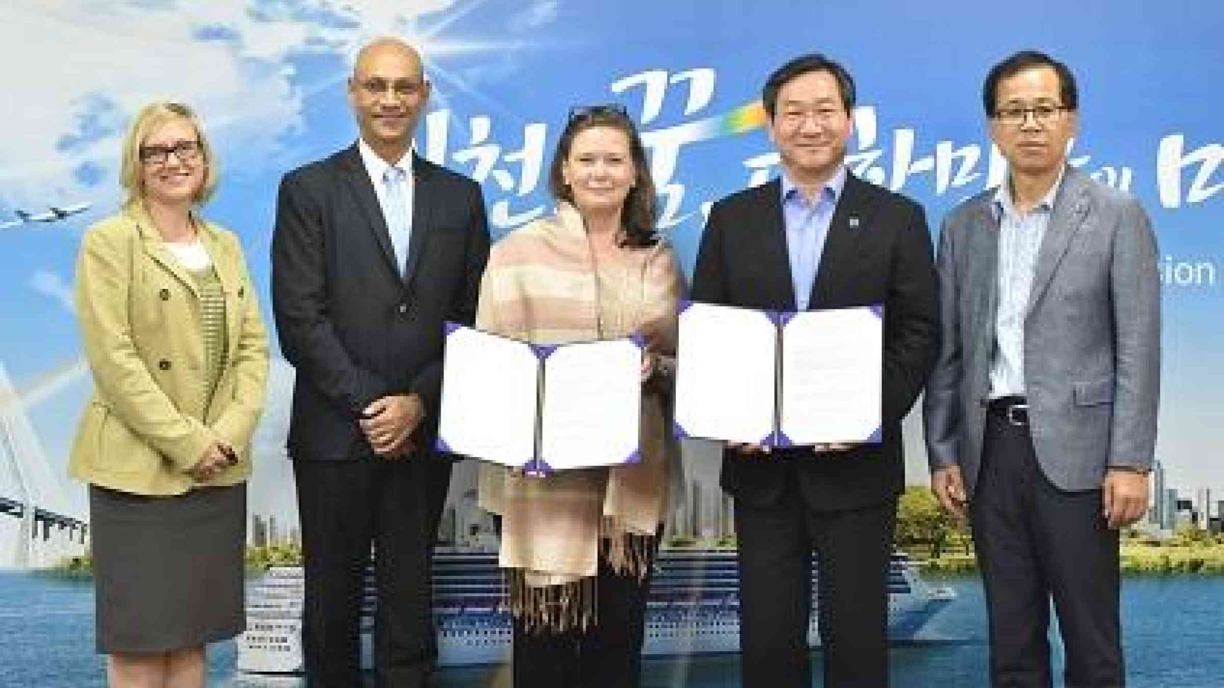 Displaying the signed agreement between UNISDR, the Ministry of Public Safety and Security and Incheon Metropolitan City are (from left to right) Sarah Wade-Apicella and Sanjaya Bhatia of UNISDR ONEA-GETI, UNISDR Director Kirsi Madi, Mayor Yoo Jeong-bok and Kim Dong-Bin, Director-General of Disaster & Safety Headquarters of Incheon Metropolitan City.