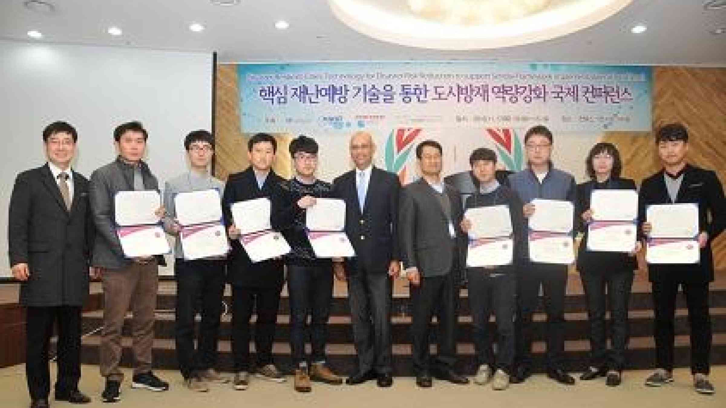 Eight of the South Korean cities that have signed up to UNISDR'S Making Cities Resilient campaign this year received their certificates during the event in Ilsan (Photo: UNISDR)