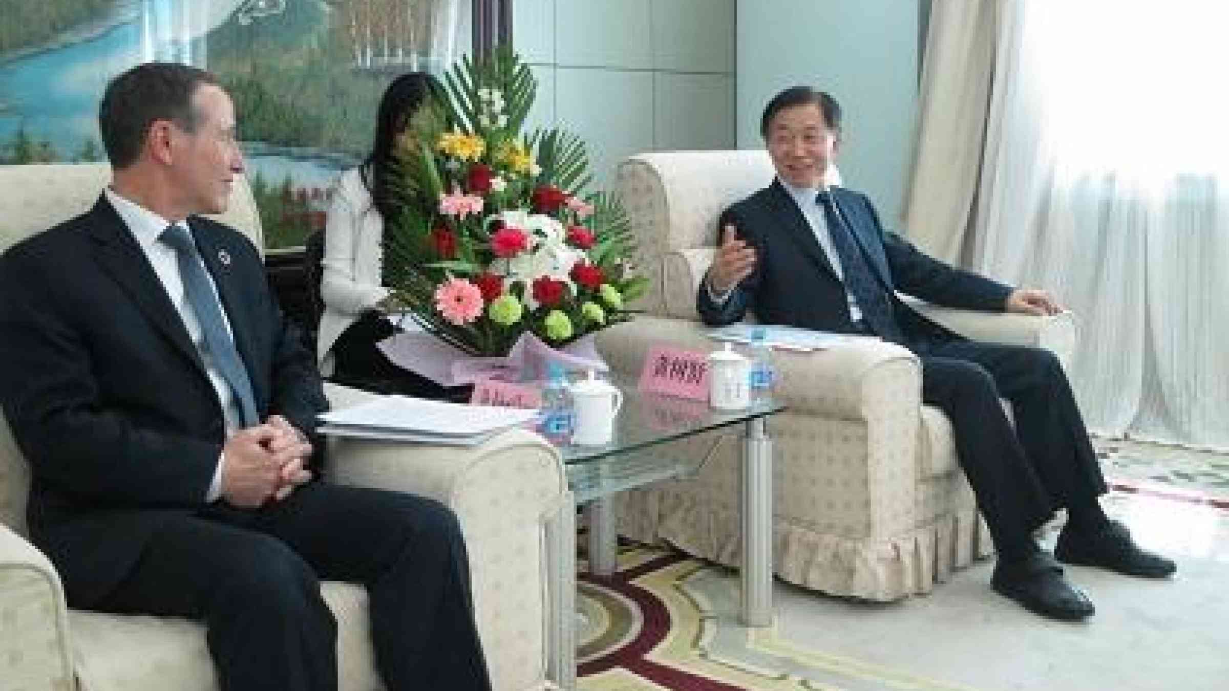 China's Minister of Civil Affairs H.E. Mr. Huang Shuxian (right) with the UN Special Representative for Disaster Risk Reduction, Mr. Robert Glasser (photo: UNISDR)